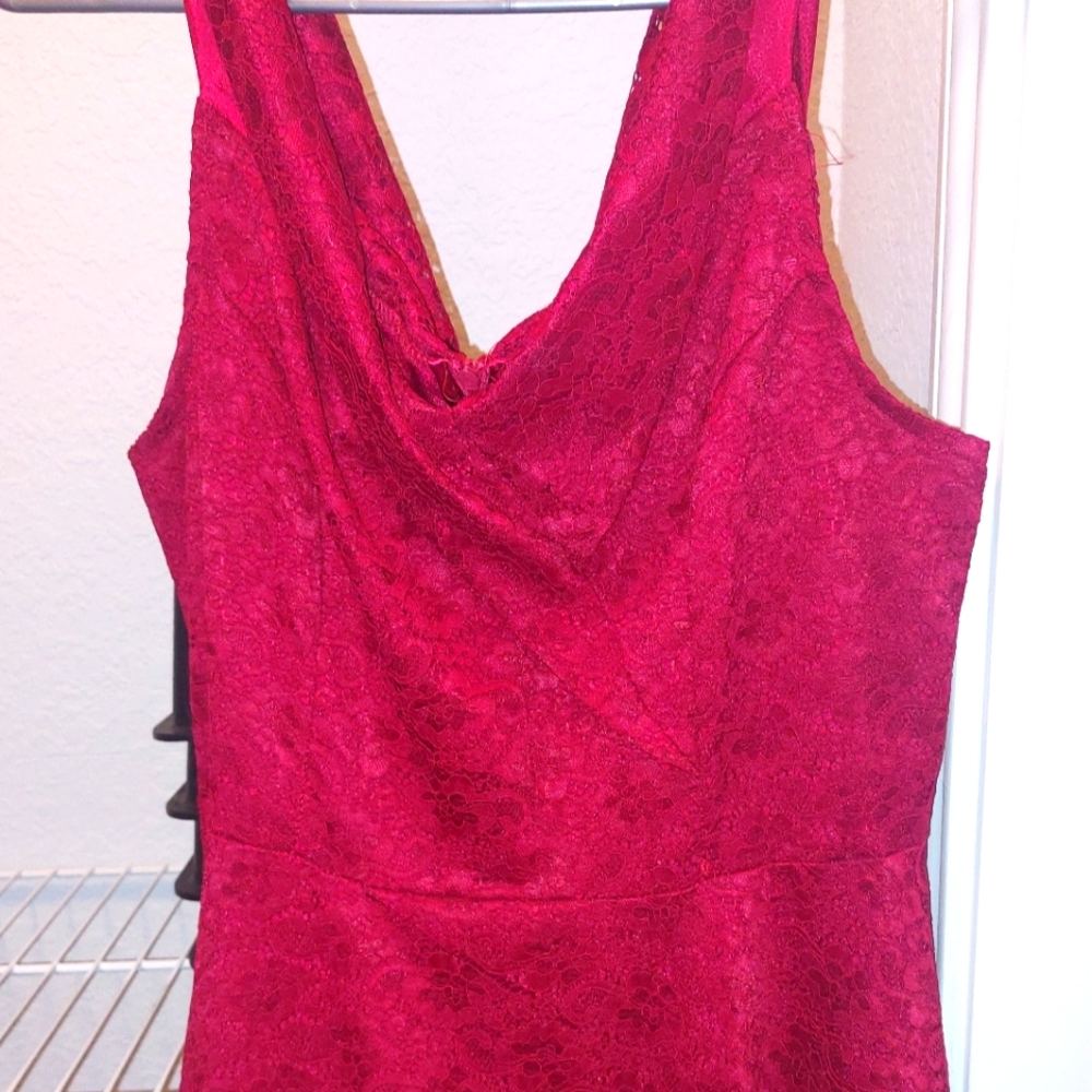 Ladies knee length, only worn for 2 hours.